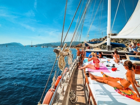 Blue Cruise Weekly Cabin Charters