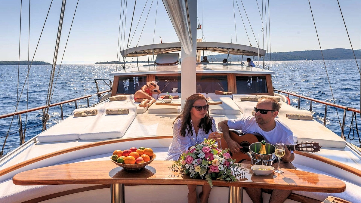 Private yacht charter a remarkable experience of blue cruise